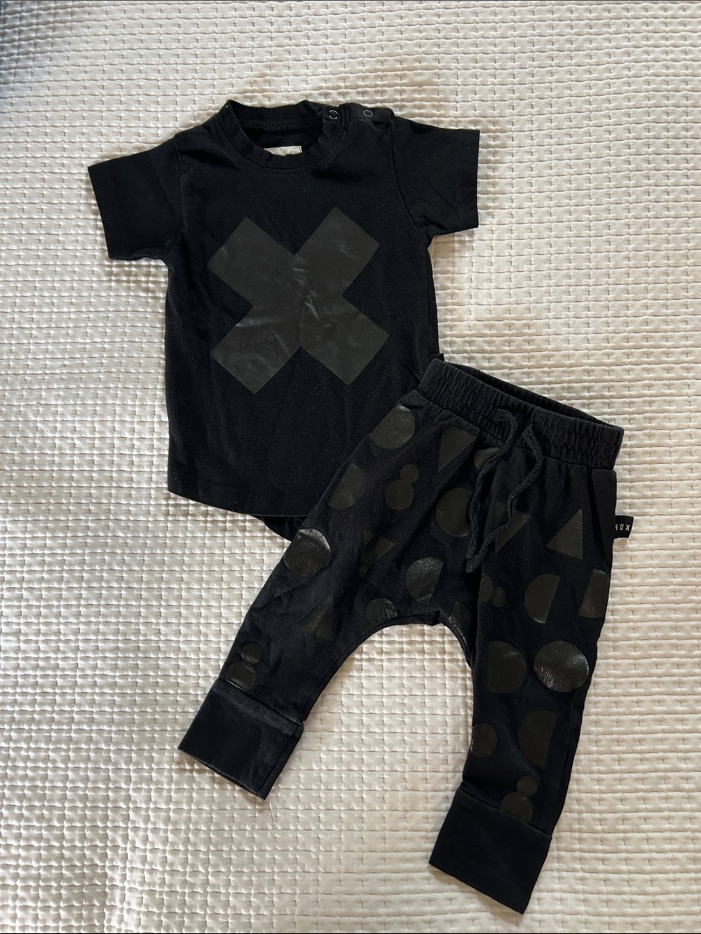 Huxbaby Black Minimalist Baby Tee & Joggers Set size 6 to 12 months
